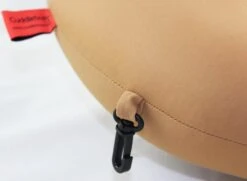 Cuddlebug Nekkussen Aap - Bruin 9 Cuddlebug Nekkussen Aap - Bruin -Beste Kampeer Winkel Cuddlebug Nekkussen Aap Bruin haakje