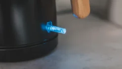 Mestic Waterkoker 1Ltr 1.000W Mwc-200 -Beste Kampeer Winkel Mestic Waterkoker 1Ltr 1000W Mwc 200 knopje