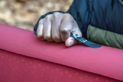 Exped Megamat Max Duo LW+ Burgundy -Beste Kampeer Winkel exped megamat max duo lw burgundy handvat